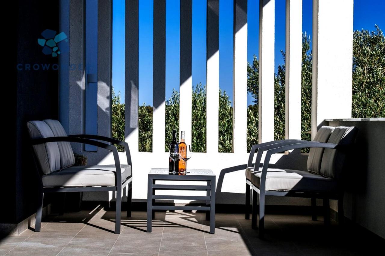 Crowonder Sun Dance Apartments With Heated Swimming Pool Seaview And Garden Sveti Filip i Jakov Exterior foto